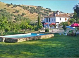 Nueva vista de la piscina, zona de relax y fachada