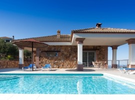 Porche y piscina de Villa el Tajaral en El Gastor